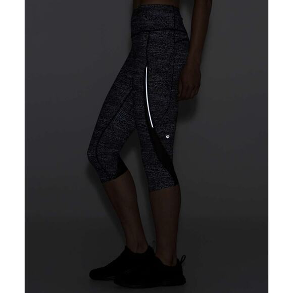 Lululemon Pace Perfect Crop in Air Time White Black / Black Size 8 - Picture 12 of 13